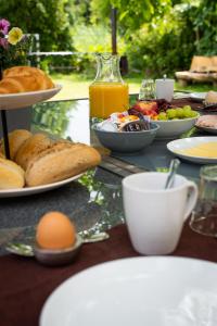 uma mesa com pratos de comida e ovos em B&B De Kreek em Graauw