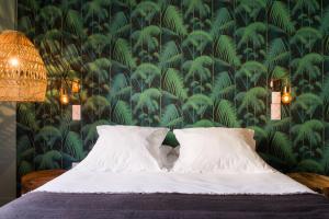 Un pat sau paturi într-o cameră la Hotel Home Arcachon
