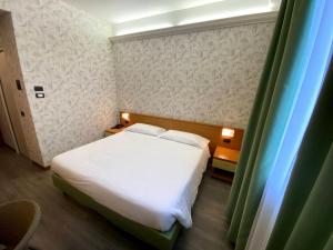 Postel nebo postele na pokoji v ubytování Hotel Embassy