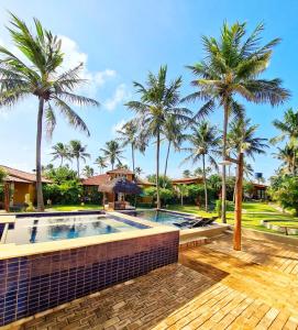 聖米格爾－杜戈斯托蘇的住宿－Pousada Spa dos Amores，一座别墅,设有游泳池和棕榈树