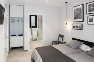 Habitación blanca con cama y baño. en Apartamento Urrizti, en Alsasua