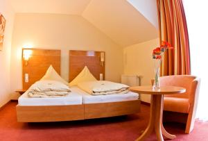 Ein Bett oder Betten in einem Zimmer der Unterkunft Bodenseehotel Immengarten