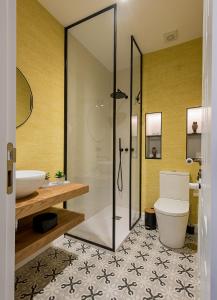 a bathroom with a shower and a toilet and a sink at ABASTOS BELLA BOUTIQUE in Santiago de Compostela