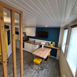 a small kitchen with a wooden table and chairs at T2 GUYNEMER RDC WIFI Plage à 80m Linge de lit fourni in Les Sables-d'Olonne