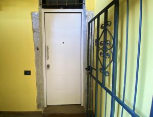 a white door in a room with a yellow wall at Nicolaus in Sesto Calende