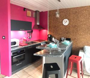 cocina con paredes rosas y encimera en Adorable studio cabine vue mer - 2/4 personnes, en Saint-Jean-de-Monts