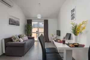 Posedenie v ubytovaní Sky Airport Apartments