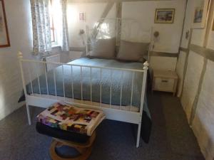 a bedroom with a white bed in a room at Feriehus stråtækt bindingsværksidyl in Maribo