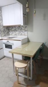 A kitchen or kitchenette at Sevilla Alameda PG Apartamentos