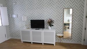 A television and/or entertainment centre at Sevilla Alameda PG Apartamentos