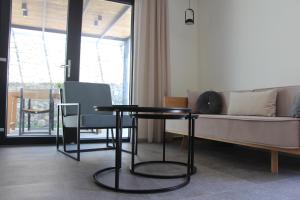 una mesa y sillas en una sala de estar con sofá en Chill and Thrill Apartments, en Mastichari