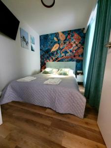 Un pat sau paturi într-o cameră la HO!HOUSE Legnicka