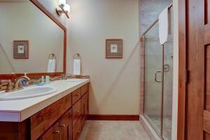 Ένα μπάνιο στο Points West townhouse +33 φωτογραφίες