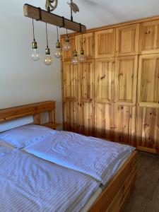 En eller flere senge i et værelse på Katschi Lodge