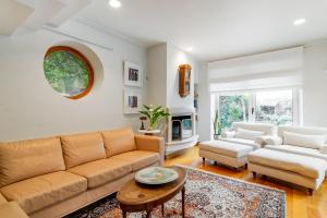 Ruang duduk di Minimalist Stone Country House