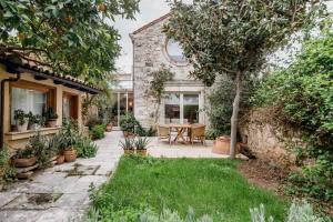 Taman di luar Minimalist Stone Country House