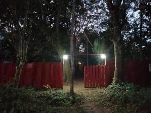 Taman di luar Don Jaime - Hostel