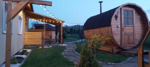 Cabaña de madera grande con pasarela junto a una casa en Rafi House Relax i Spa dom koło Szczyrku en Szczyrk