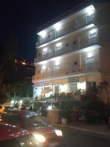 un hotel di notte con auto parcheggiate di fronte di Kallithea Studios a Rethymno