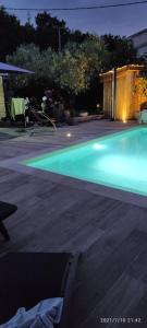 Bazén v ubytování Sous L'Olivier nebo v jeho okolí