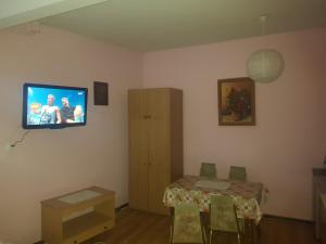 salon z telewizorem na ścianie w obiekcie Pokoje Rybacka 5 w mieście Krynica Morska