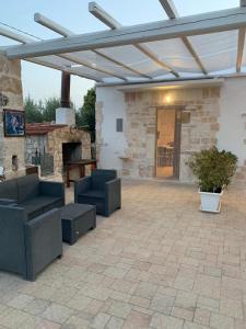 un patio con divani e un camino in un edificio di Casa Uliveto ad Alberobello