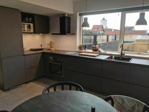 Kuchyň nebo kuchyňský kout v ubytování Løkken City Apartment