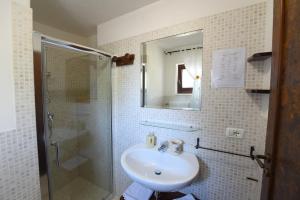 A bathroom at Antica Aia B&B
