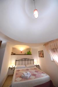 A bed or beds in a room at Antica Aia B&B