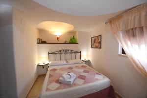 A bed or beds in a room at Antica Aia B&B