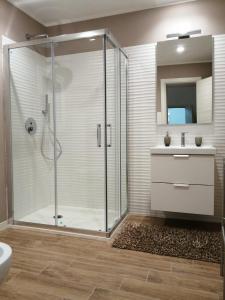 een badkamer met een douche, een toilet en een wastafel bij Casa Pasubio in Siracusa