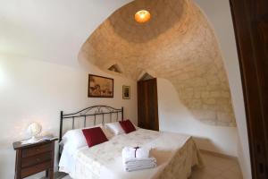 A bed or beds in a room at Antica Aia B&B