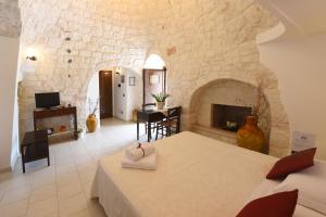 A bed or beds in a room at Antica Aia B&B