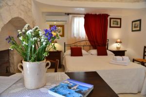A bed or beds in a room at Antica Aia B&B