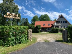 un letrero de la calle frente a una casa en Keldrimäe külalistemaja en Hiiumaa