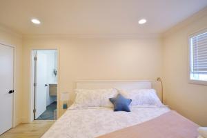 @ Marbella Lane - Vibrant 4BR RWC Ldry + P 객실 침대