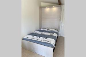 a small bedroom with a bed in a room at Loft 21 m² pouvant accueillir 4 personnes in Monteux