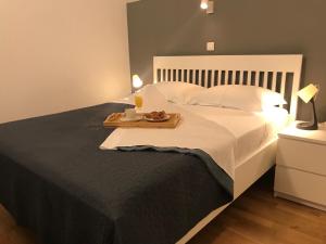 um quarto com uma cama com uma bandeja de comida em Excellent stone house-Pet friendly em Privlaka