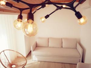 a living room with a couch and a chandelier at Casa do Quico in Nazaré
