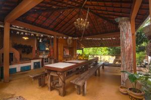 ガンボアにあるhostel Mama Africa 2のテーブルとベンチ付きの広いダイニングルーム