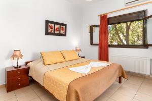 Un pat sau paturi într-o cameră la Villas Alexandros