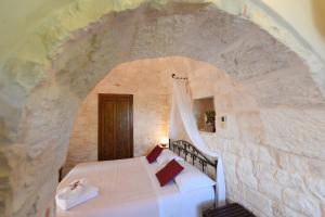 A bed or beds in a room at Antica Aia B&B