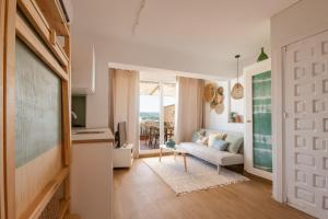 ein Wohnzimmer mit Couch und Tisch in der Unterkunft K-IN&OUT by Nuka Homes in Jávea