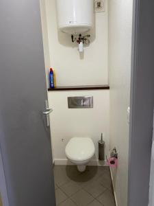 a small bathroom with a toilet in a room at La pépite de Gosier in Le Gosier