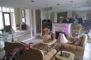 Private Pool/Spa Spacious Centrally Located Estate