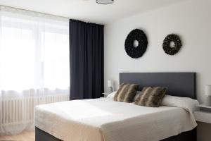 1 dormitorio con 1 cama con 2 espejos en la pared en Apartment in Hameln #Florenz, en Hameln