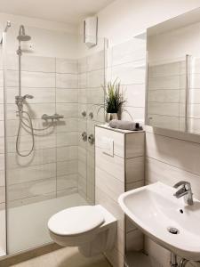 ein Bad mit einer Dusche, einem WC und einem Waschbecken in der Unterkunft Apartment in Hameln #Florenz in Hameln
