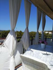 d'une table et de chaises sur un balcon avec vue sur l'océan. dans l'établissement Apartmani Dragovic, à Brodarica