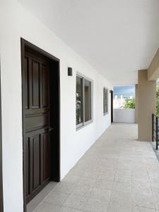 un couloir d'une maison avec une porte et des fenêtres dans l'établissement AZUL ARENA Hotel Boutique, à Mazatlán