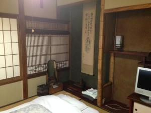 Televízia a/alebo spoločenská miestnosť v ubytovaní Chuokan Shimizuya Ryokan